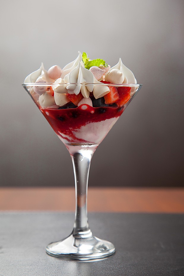 Receita do Dia: Merengue de morango em taças de Martini!